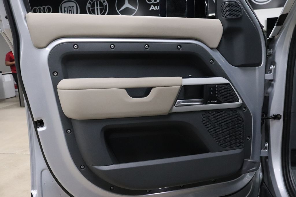 2020 Land Rover Defender Image 9