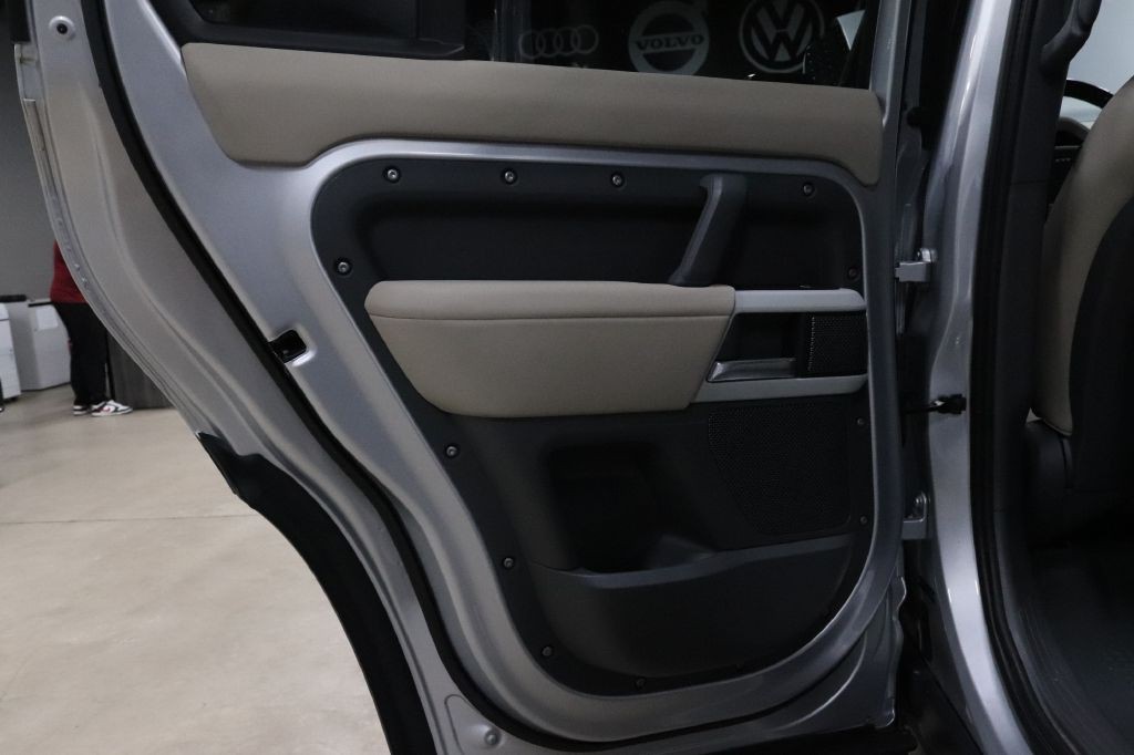 2020 Land Rover Defender Image 21