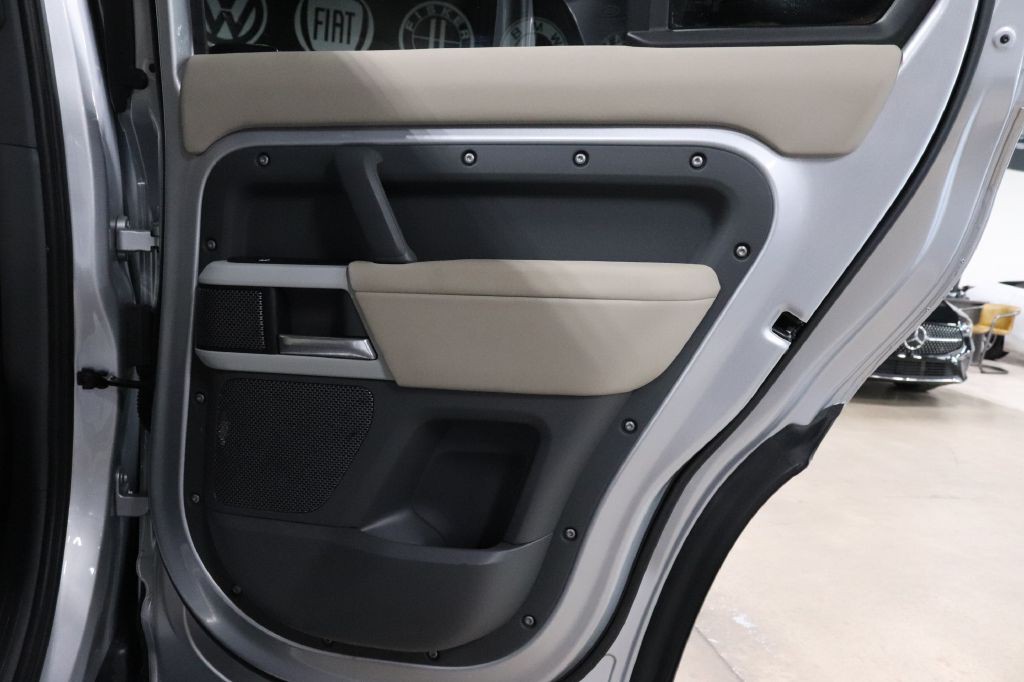 2020 Land Rover Defender Image 28