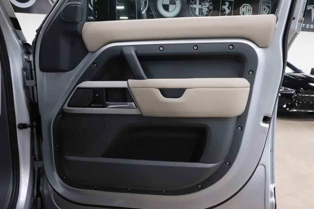 2020 Land Rover Defender Image 31
