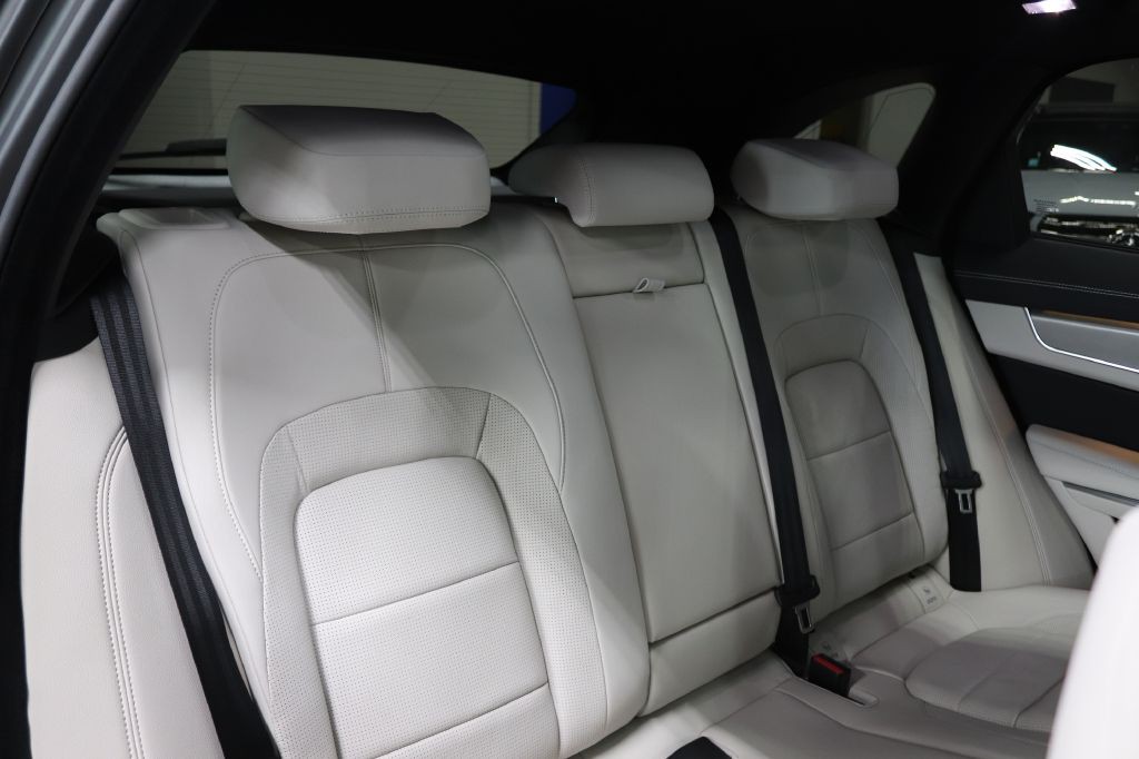 2026 Jaguar F-PACE Image 19