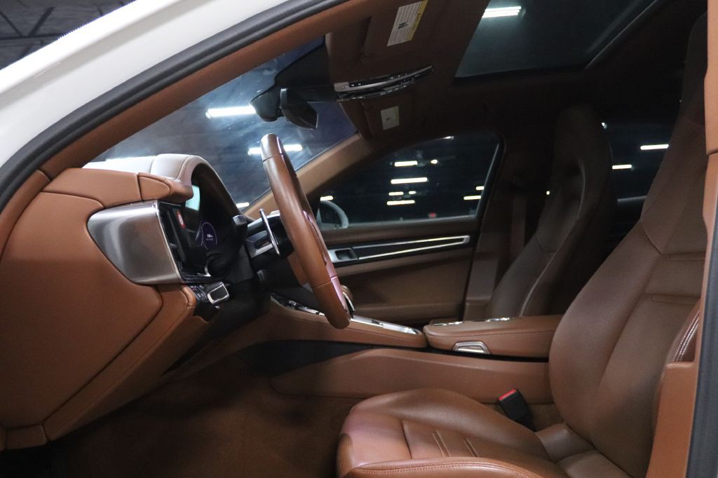 2022 Porsche Panamera Image 10
