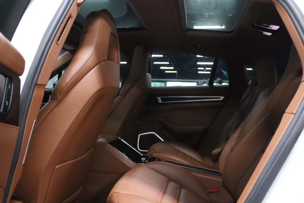 2022 Porsche Panamera Image 14