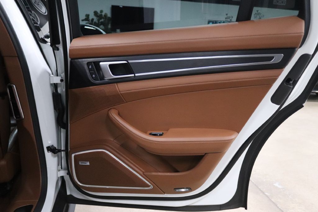 2022 Porsche Panamera Image 18