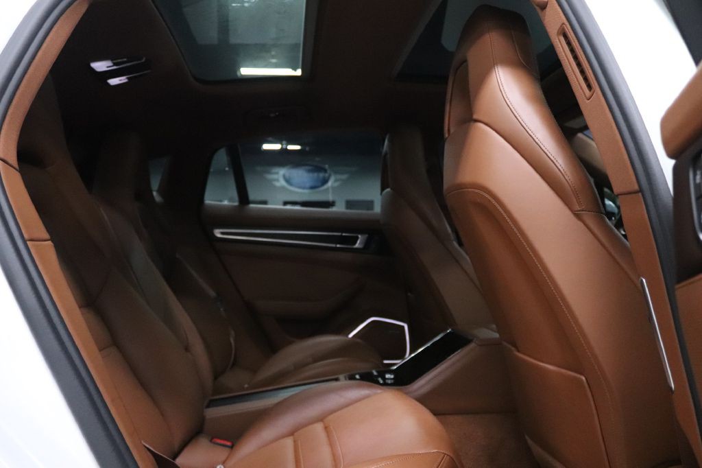 2022 Porsche Panamera Image 19
