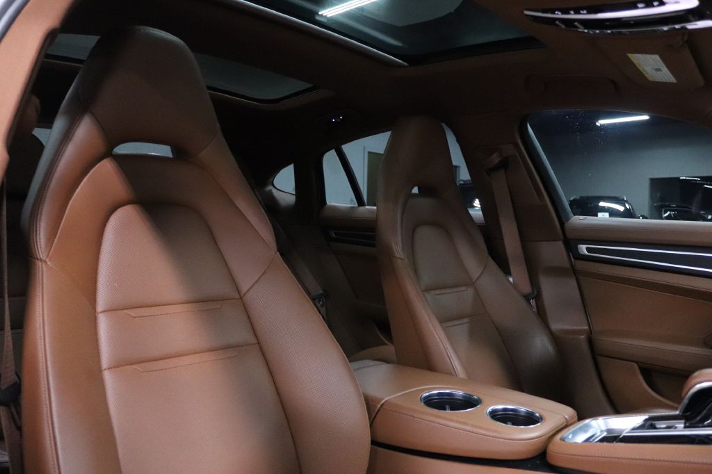 2022 Porsche Panamera Image 24