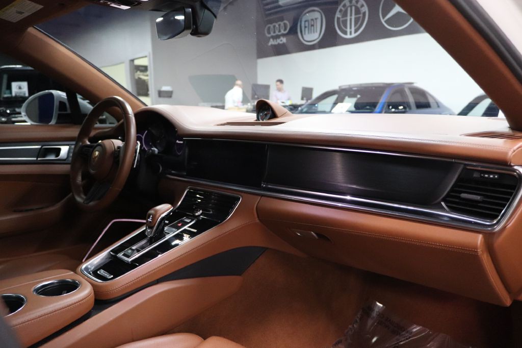 2022 Porsche Panamera Image 25