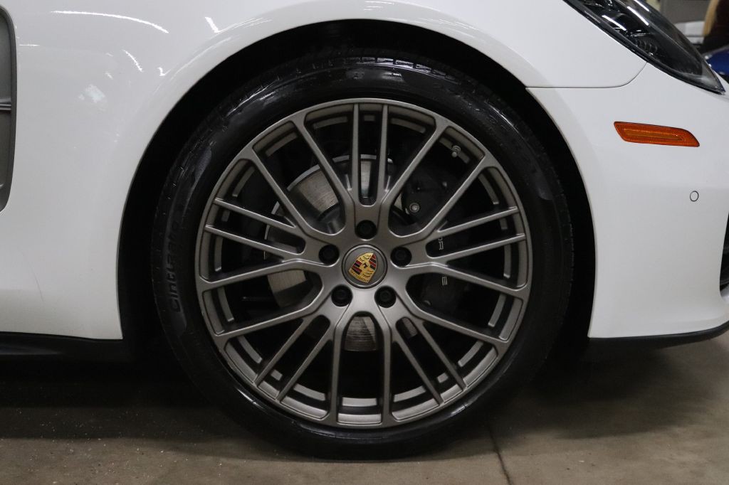 2022 Porsche Panamera Image 40