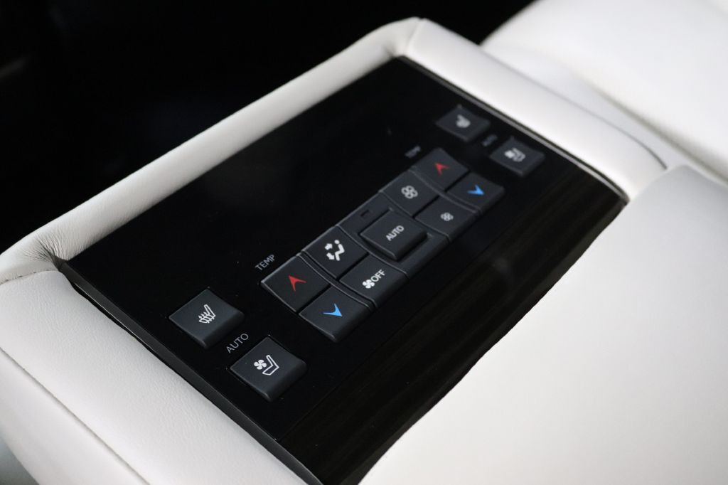 2019 Lexus LX Image 27
