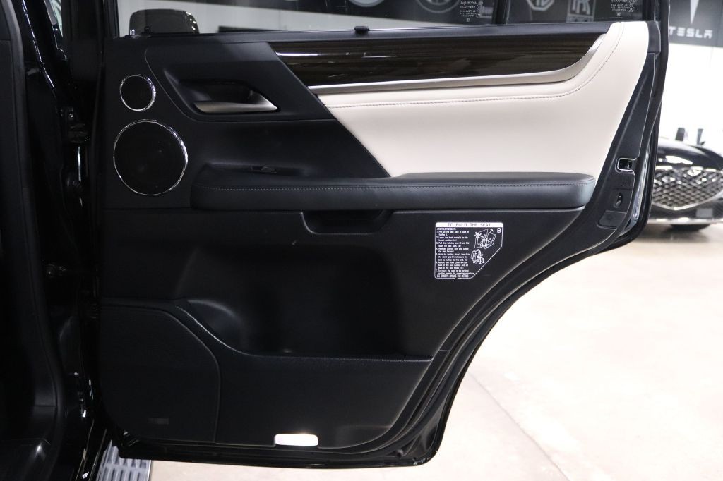 2019 Lexus LX Image 32