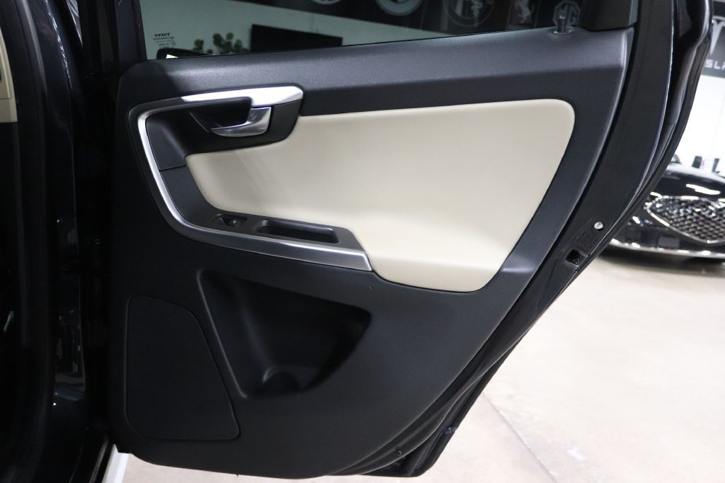 2011 Volvo XC60 Image 25