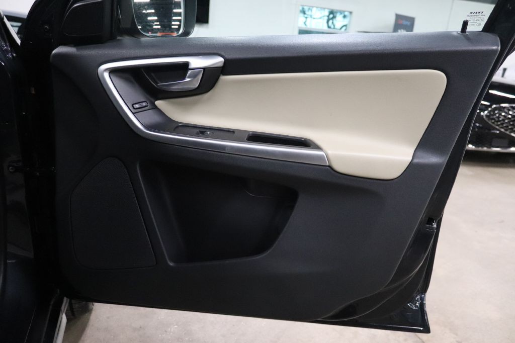 2011 Volvo XC60 Image 28
