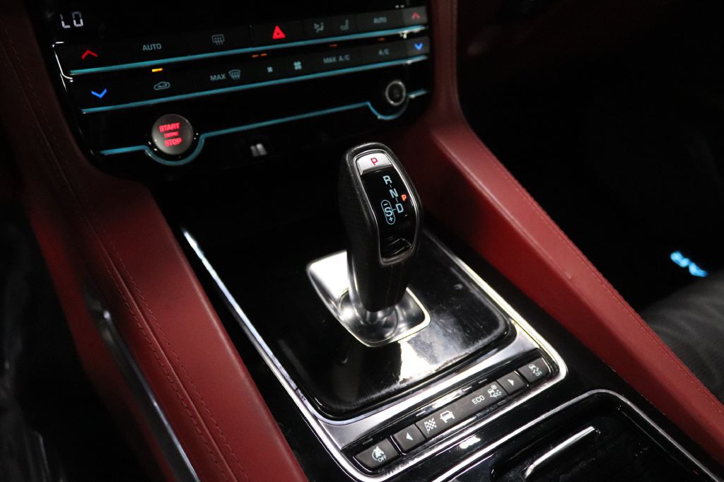 2020 Jaguar F-PACE Image 31