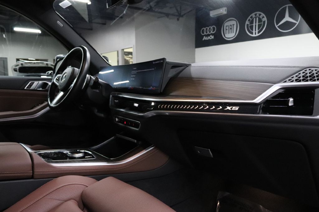 2024 BMW X5 Image 32