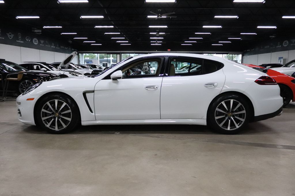 2016 Porsche Panamera Image 2
