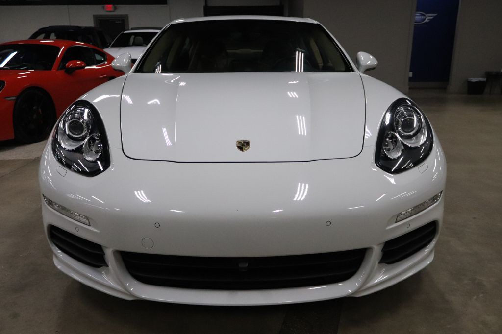 2016 Porsche Panamera Image 8