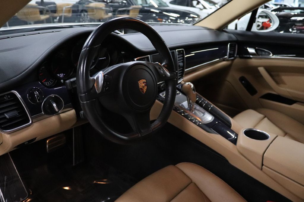 2016 Porsche Panamera Image 10