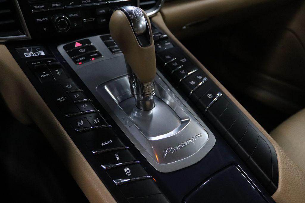 2016 Porsche Panamera Image 16