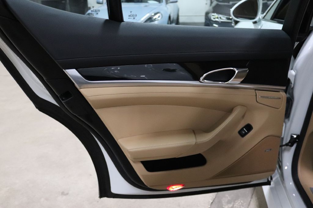 2016 Porsche Panamera Image 19
