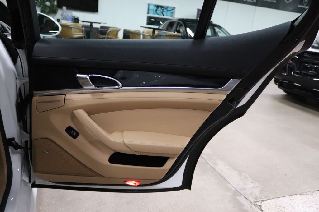 2016 Porsche Panamera Image 25