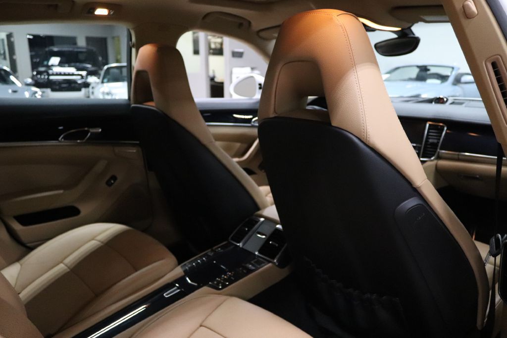 2016 Porsche Panamera Image 26