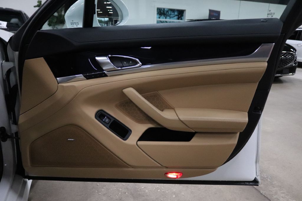 2016 Porsche Panamera Image 28