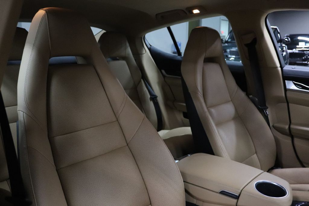 2016 Porsche Panamera Image 30