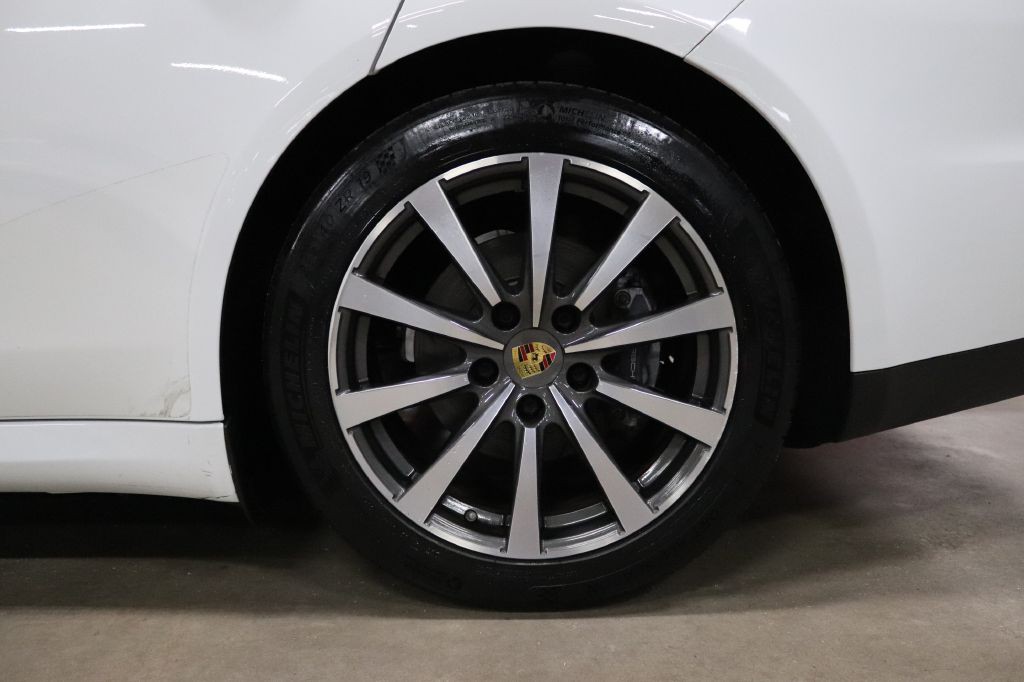 2016 Porsche Panamera Image 33