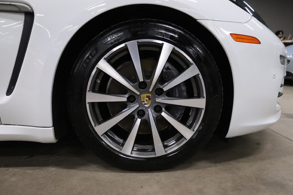2016 Porsche Panamera Image 35