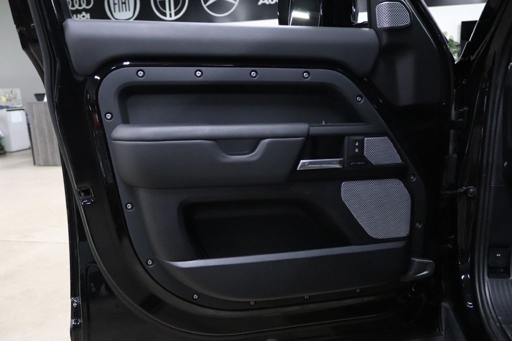 2024 Land Rover Defender Image 9