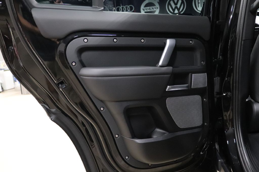 2024 Land Rover Defender Image 19