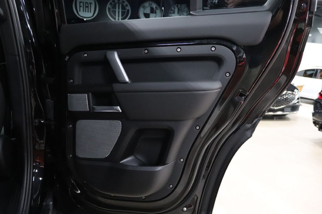 2024 Land Rover Defender Image 24
