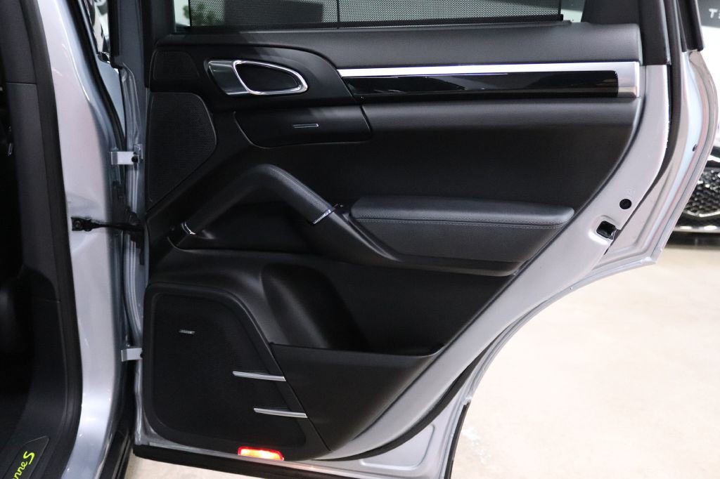 2017 Porsche Cayenne Image 18