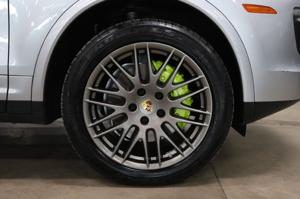 2017 Porsche Cayenne Image 40