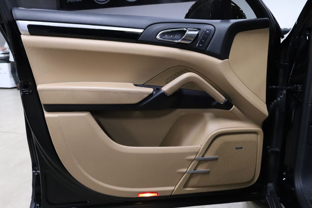 2016 Porsche Cayenne Image 9
