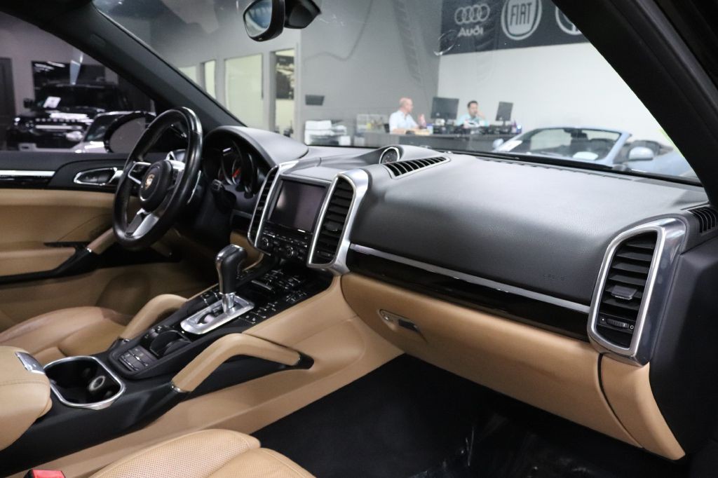 2016 Porsche Cayenne Image 25