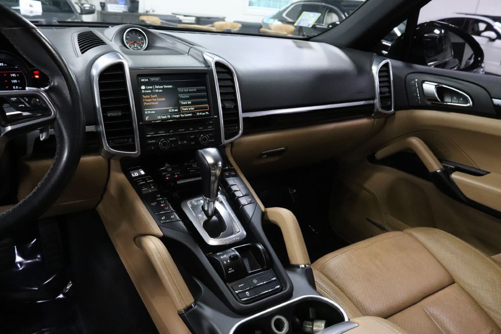 2016 Porsche Cayenne Image 30