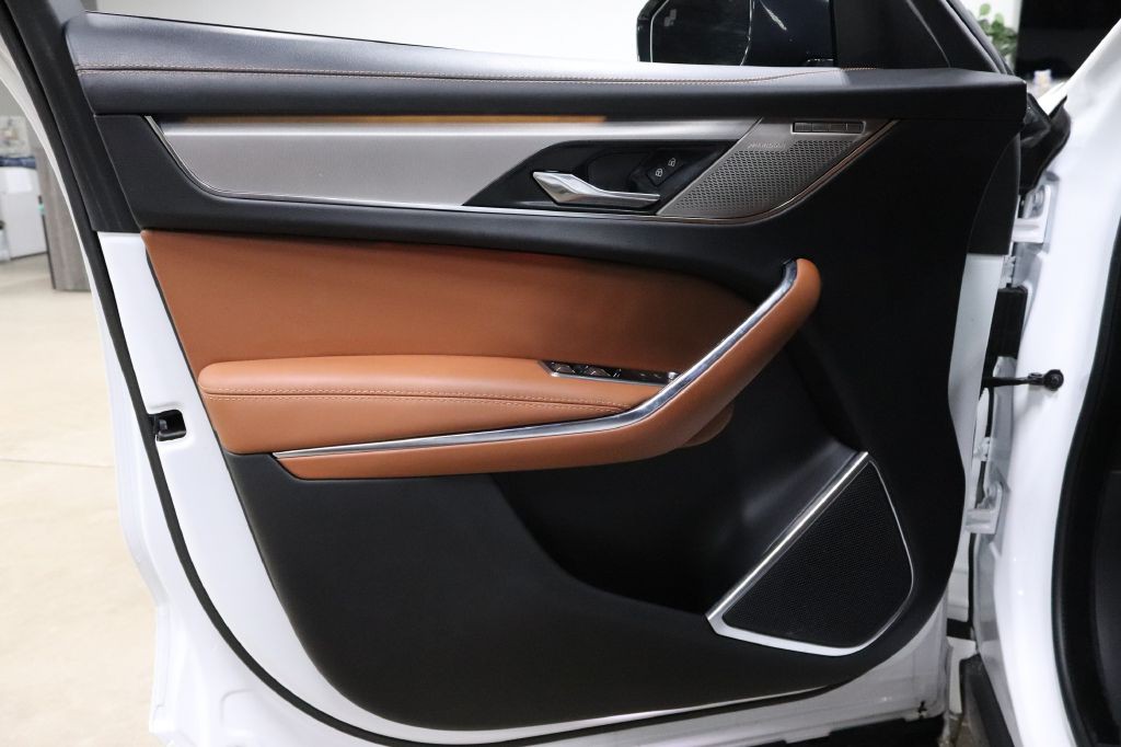 2024 Jaguar F-PACE Image 9