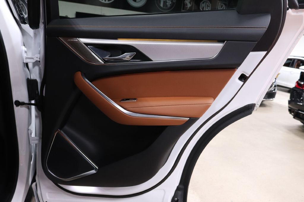 2024 Jaguar F-PACE Image 26