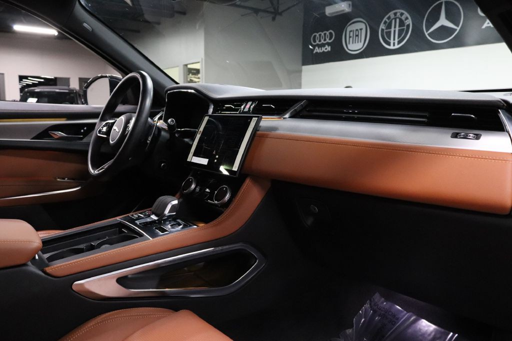 2024 Jaguar F-PACE Image 30