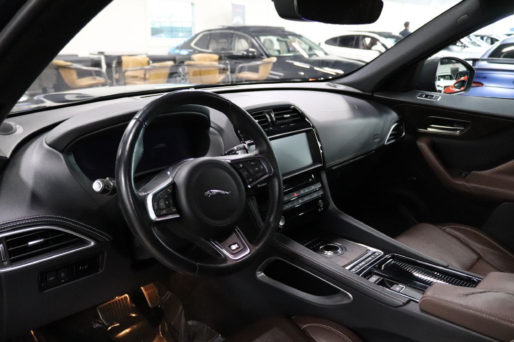2019 Jaguar F-PACE Image 12