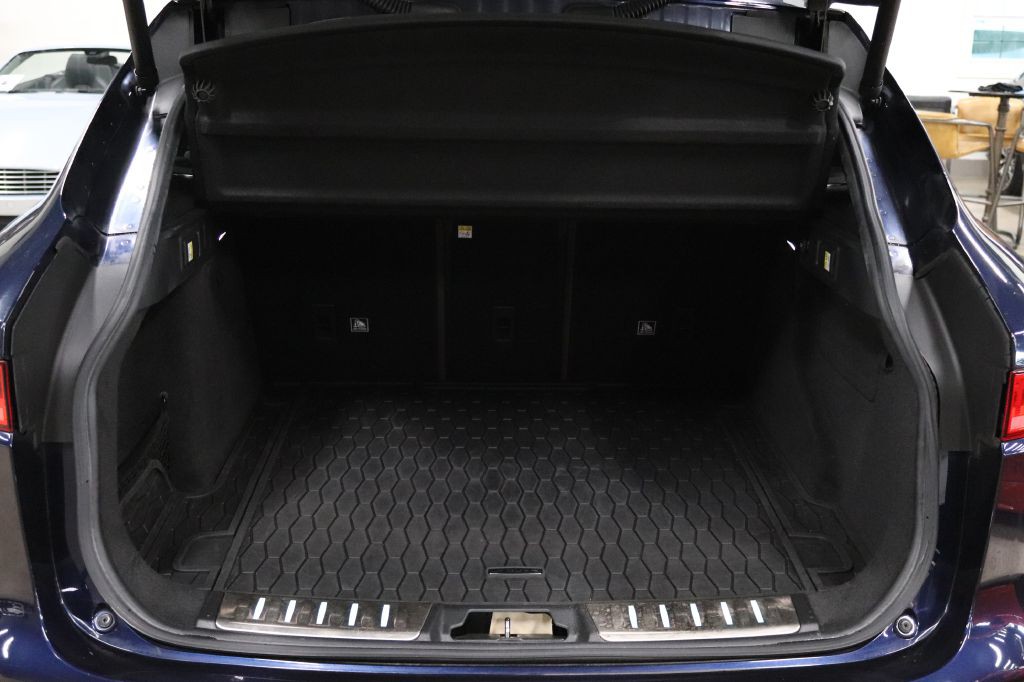 2019 Jaguar F-PACE Image 17