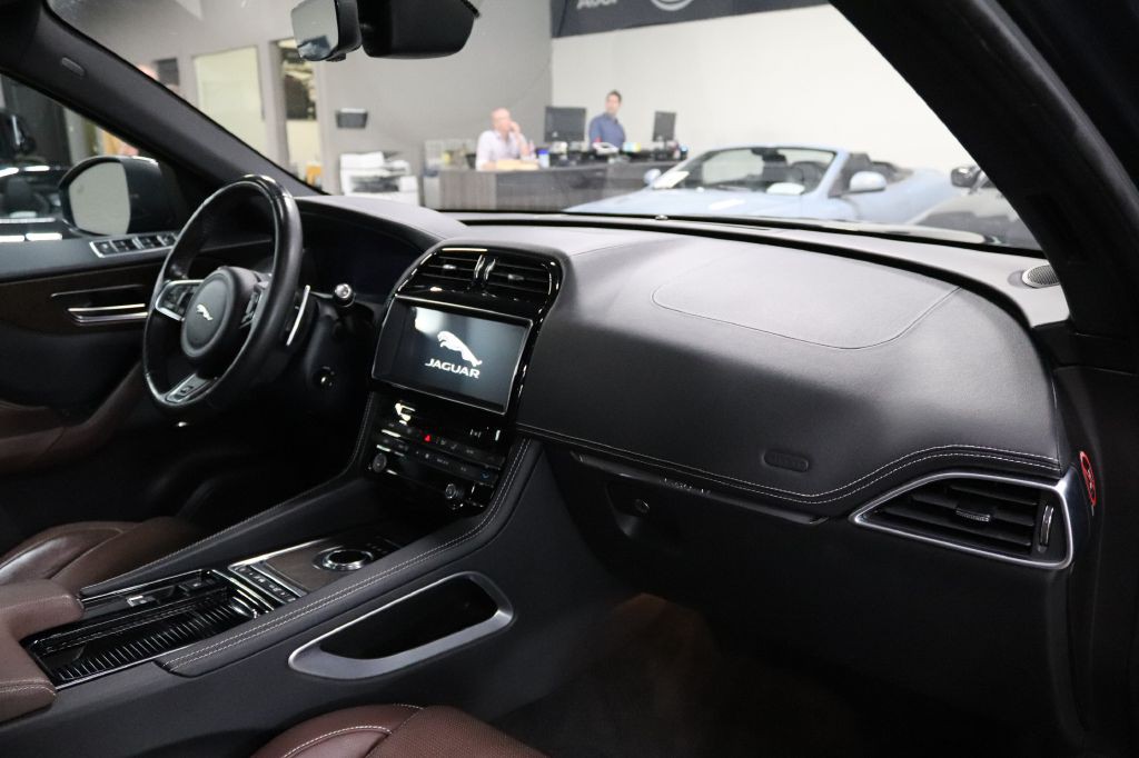 2019 Jaguar F-PACE Image 25