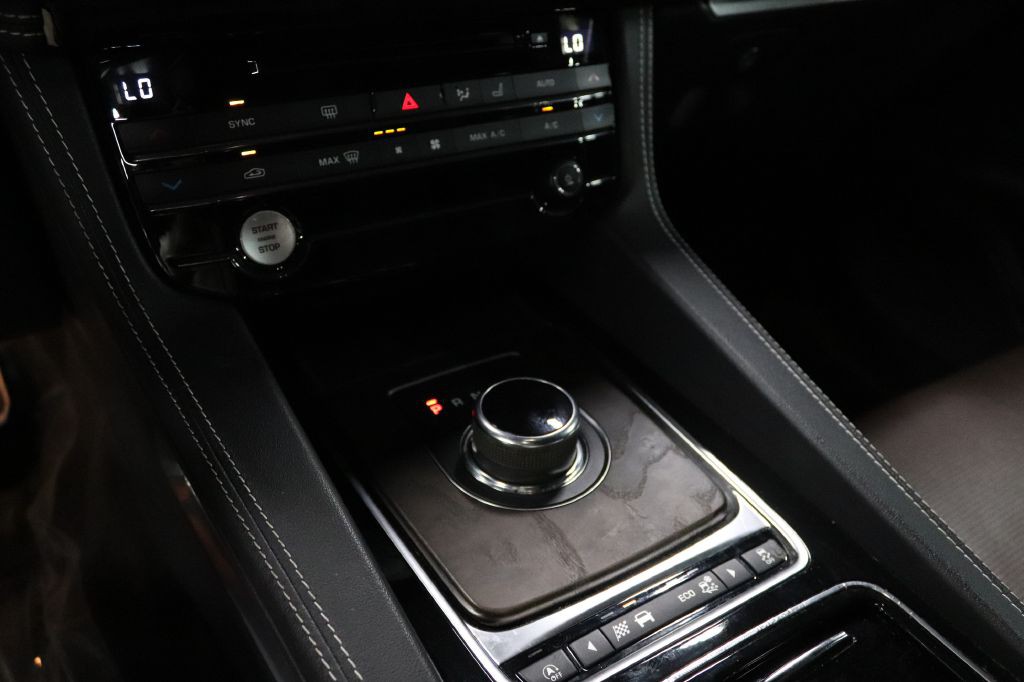 2019 Jaguar F-PACE Image 31