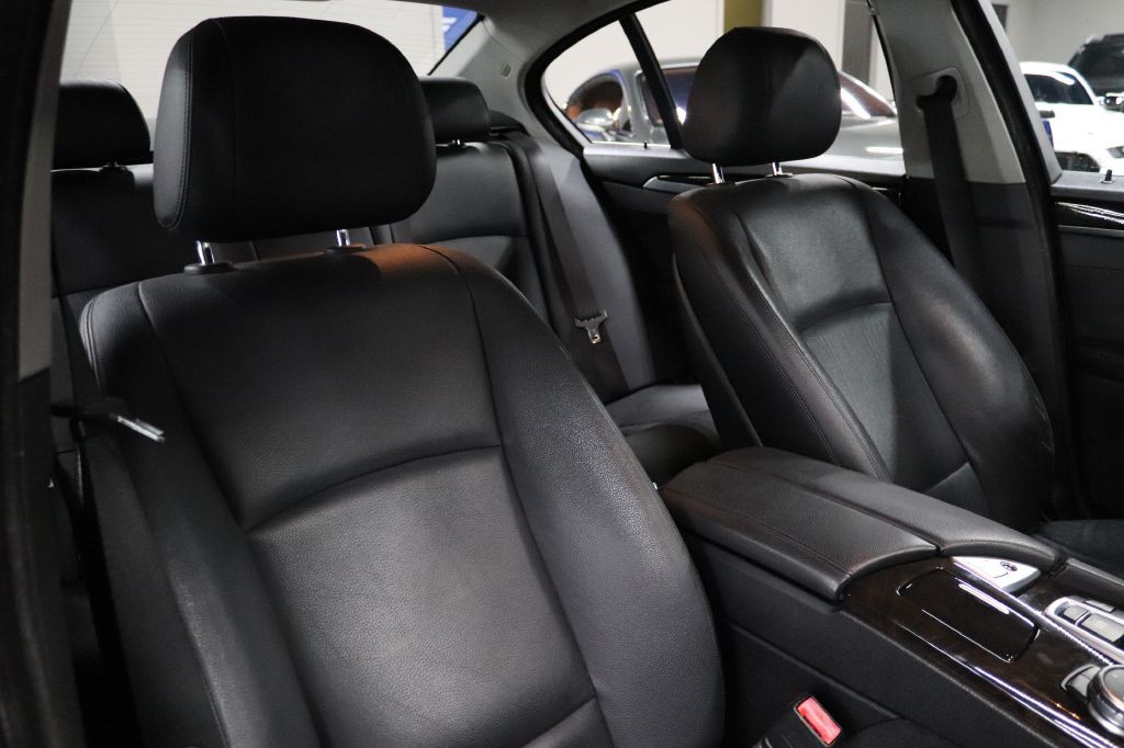 2016 BMW 5 Series Image 30