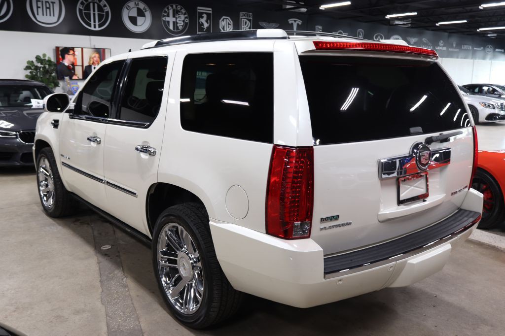 2011 Cadillac Escalade Image 3