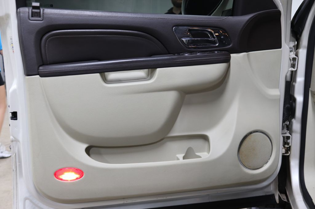 2011 Cadillac Escalade Image 9