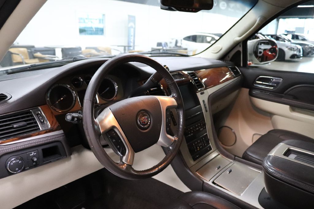 2011 Cadillac Escalade Image 12