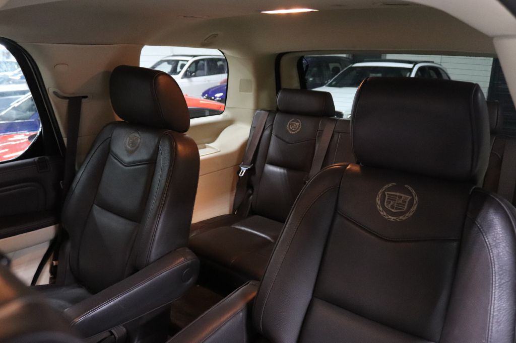 2011 Cadillac Escalade Image 15