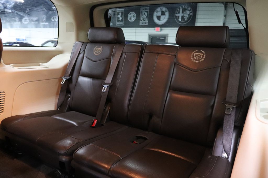 2011 Cadillac Escalade Image 17